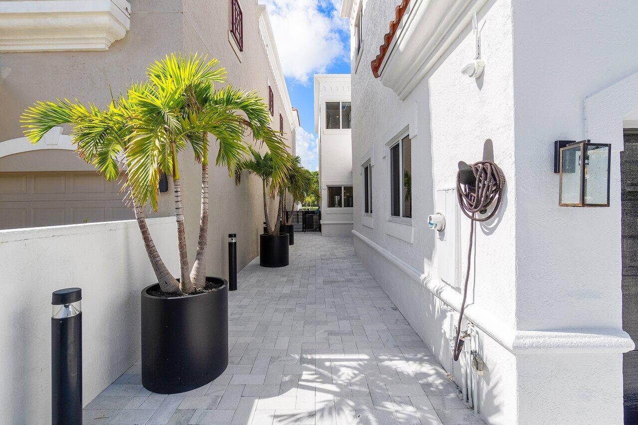 ROYAL PALM VILLAS - Residential