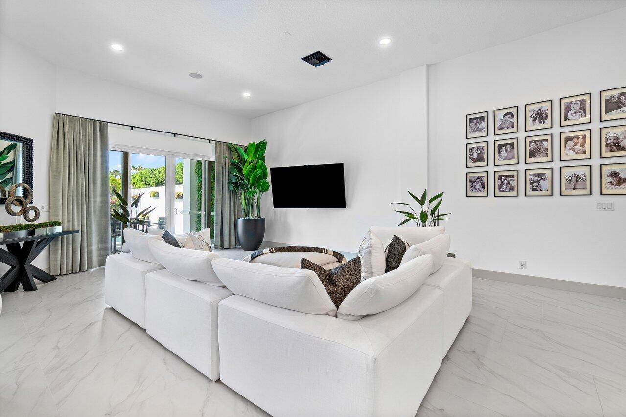 ROYAL PALM VILLAS - Residential