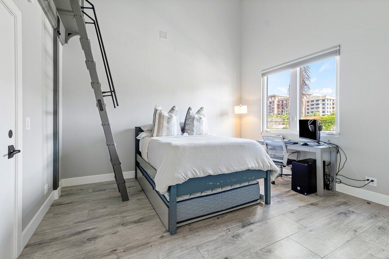 ROYAL PALM VILLAS - Residential