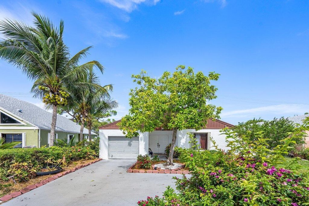 Photo of 10 Corrie Place, Boynton Beach, FL 33426 (MLS # R11007386)