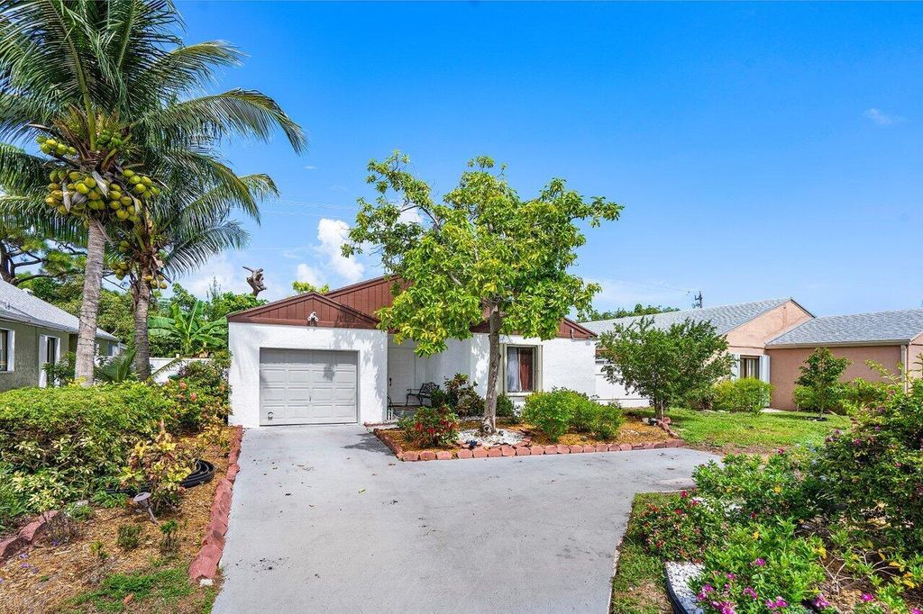 Photo of 10 Corrie Place, Boynton Beach, FL 33426 (MLS # R11007386)
