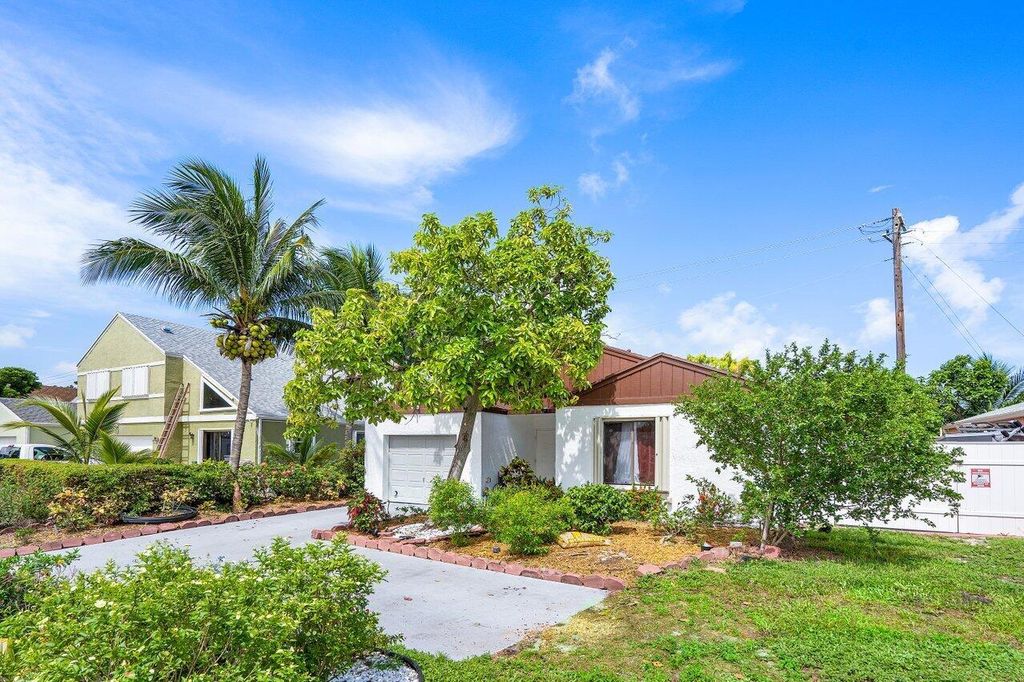 Photo of 10 Corrie Place, Boynton Beach, FL 33426 (MLS # R11007386)