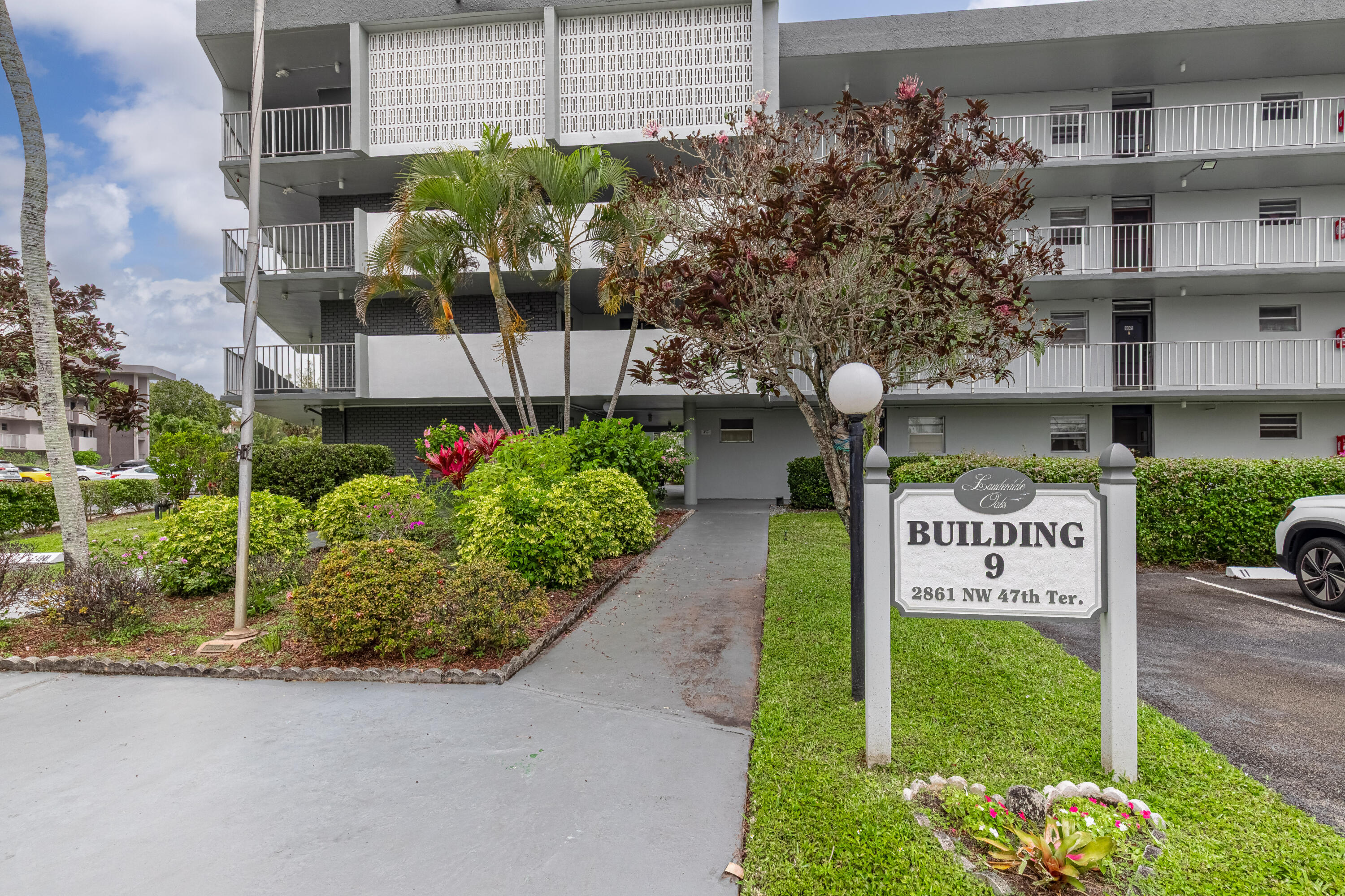 LAUDERDALE OAKS CONDO 7 - Residential