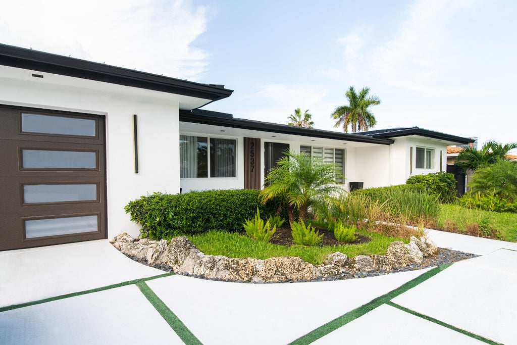 Photo of 2537 SE 10TH Court, Pompano Beach, FL 33062 (MLS # B26078440)