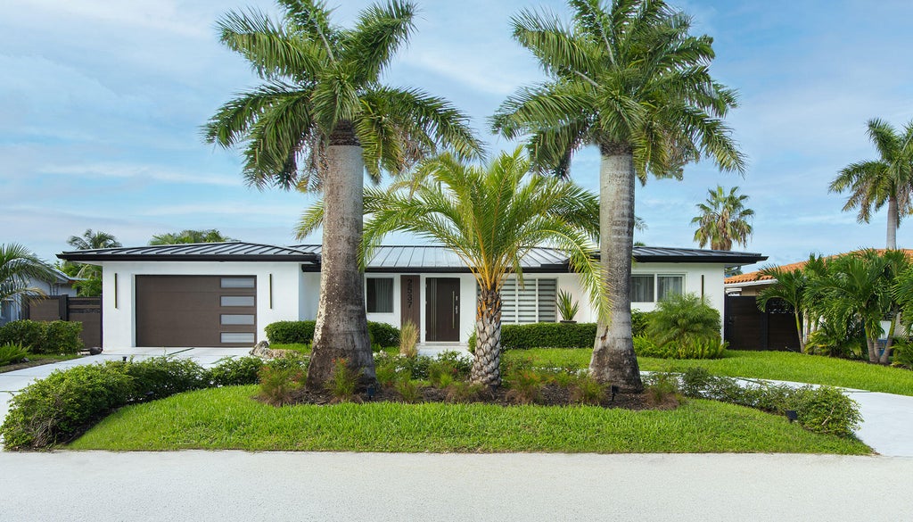 Photo of 2537 SE 10TH Court, Pompano Beach, FL 33062 (MLS # B26078440)