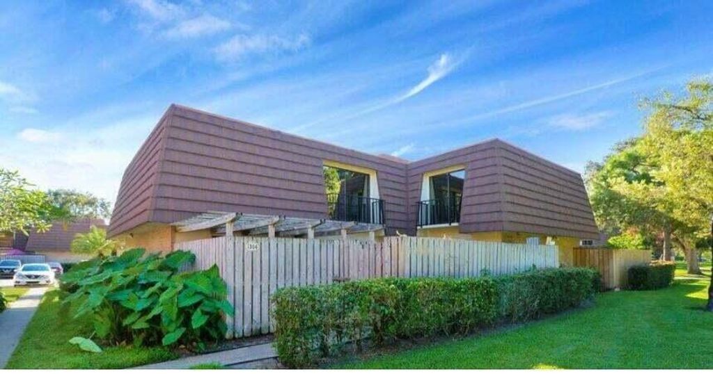 Photo of 156 Santa Barbara Way, Palm Beach Gardens, FL 33410 (MLS # R11139526)