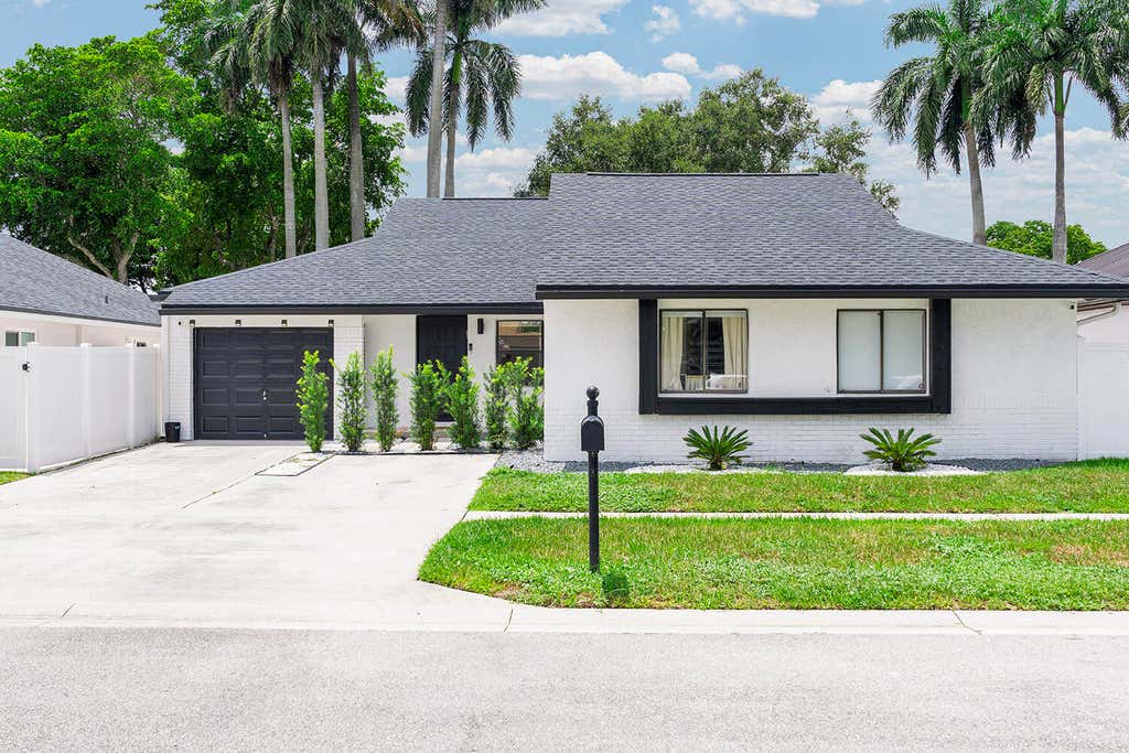 Photo of 21641 SUTTERS Lane, Boca Raton, FL 33428 (MLS # B26061107)
