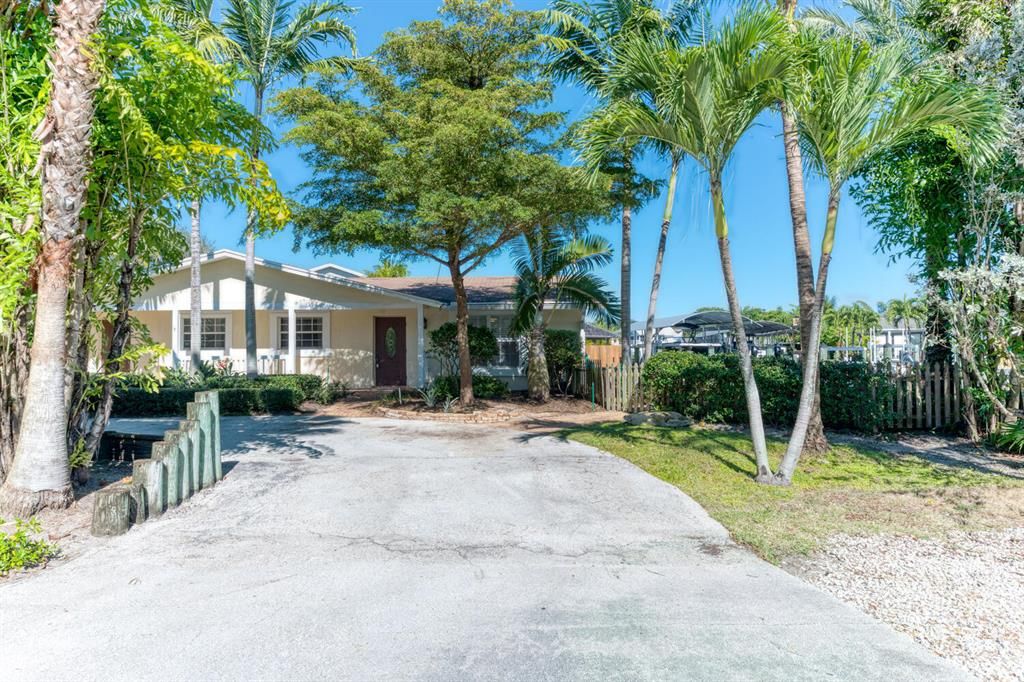 Photo of 2561 Old Donald Ross Road, Palm Beach Gardens, FL 33410 (MLS # R10762497)