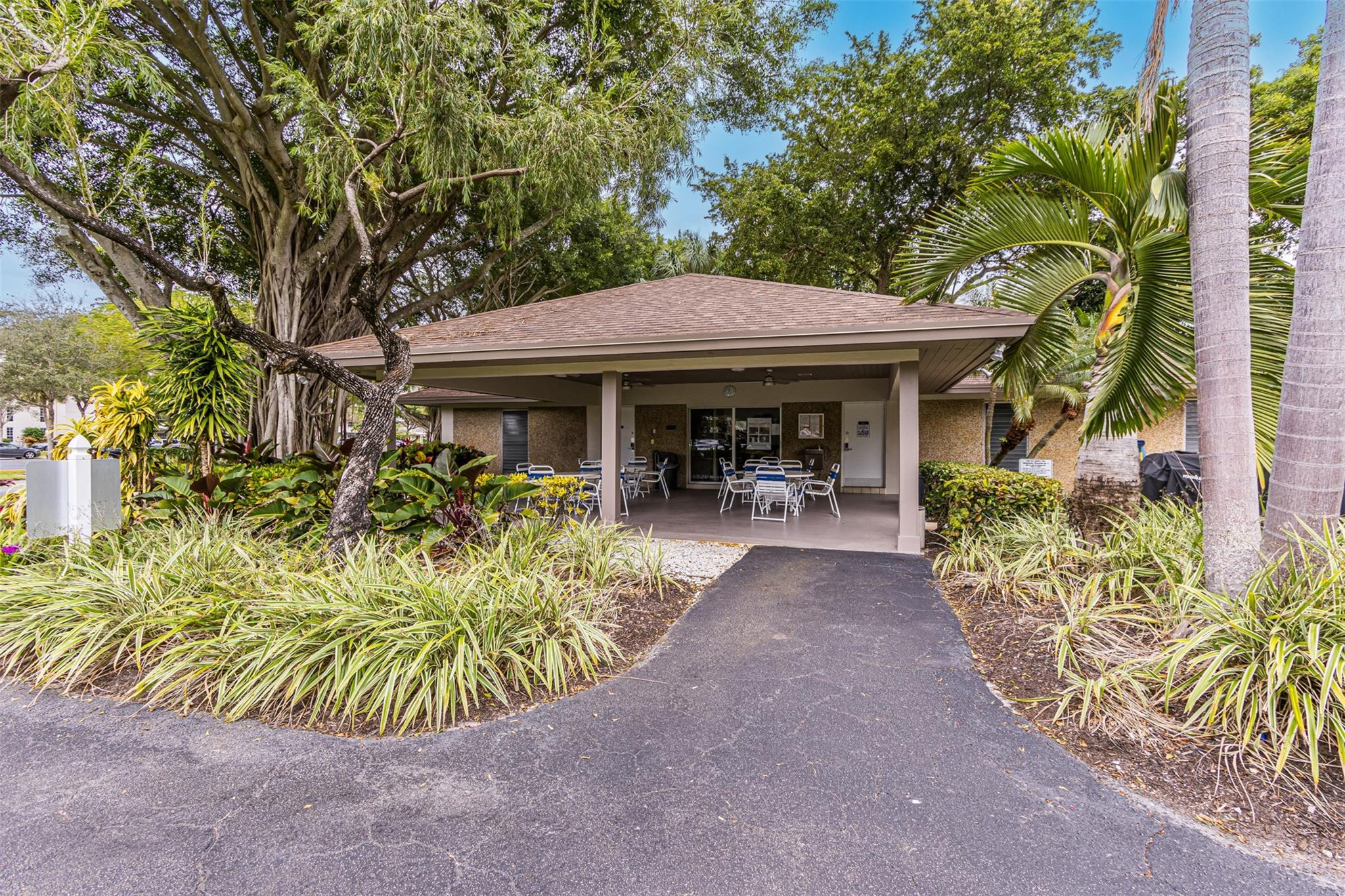 PALM-AIRE COUNTRY CLUB - Residential