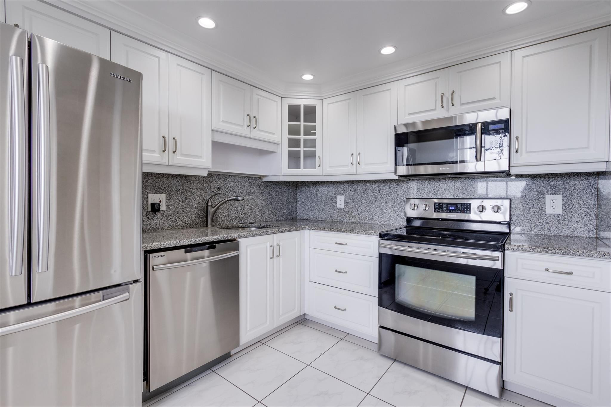 PALM-AIRE COUNTRY CLUB - Residential