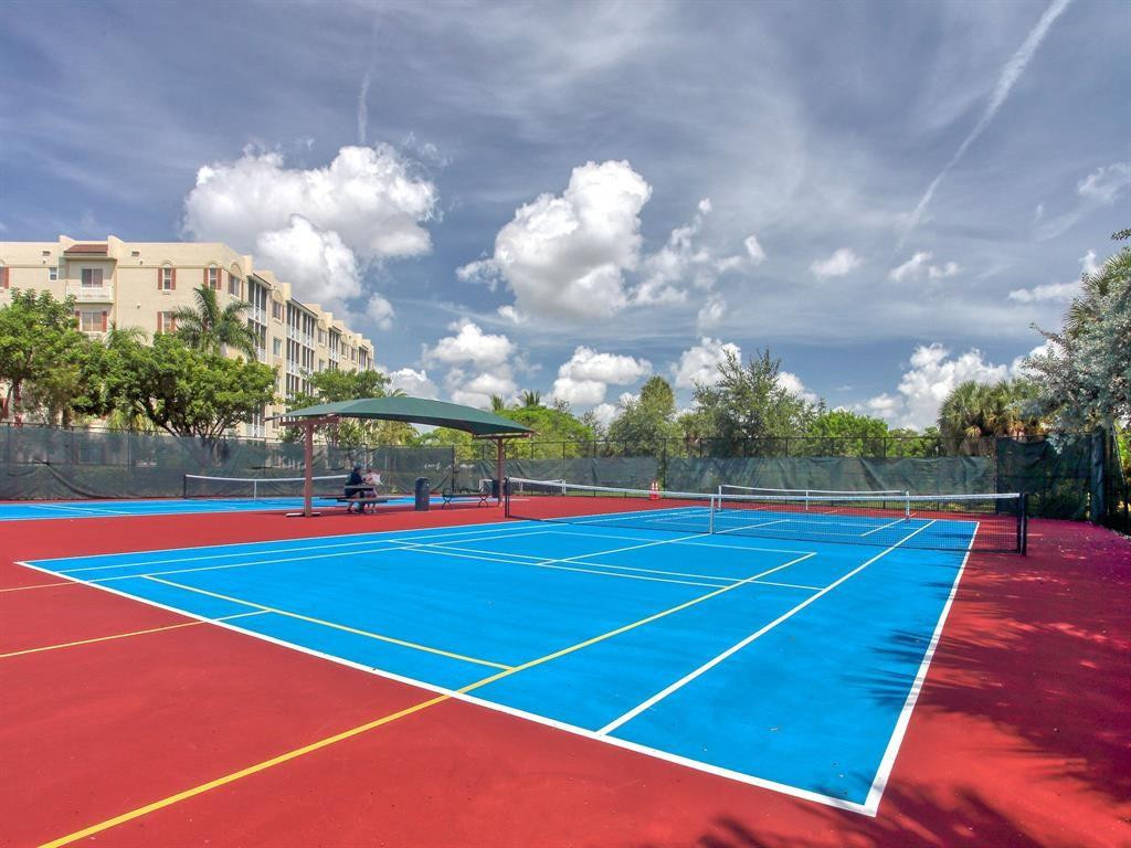 PALM-AIRE COUNTRY CLUB - Residential