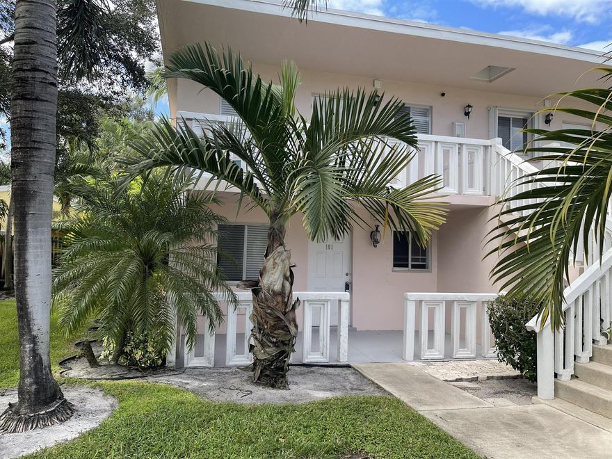 Great one bedroom / one full bathroom first floor modern apartment with washer and dryer inside unit.  Quick approval process- there is no HOA or Condo Association.  Steps to Ocean Avenue and Downtown Boynton Beach City Hall/Library and City events at Centennial Park.  Walk to Pirate Fest each year.  Bike/Jog to the Beach and Marina.  Close to popular restaurants, shopping, banks and more!  Relax on the covered front porch or on your screened-in rear porch to enjoy the Florida lifestyle.