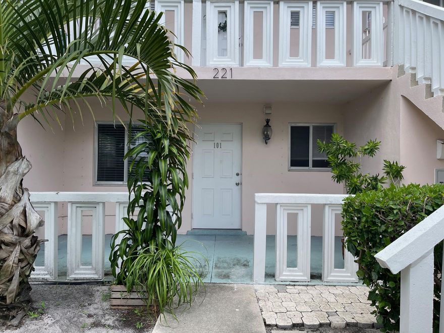 Great one bedroom / one full bathroom first floor modern apartment with washer and dryer inside unit.  Quick approval process- there is no HOA or Condo Association.  Steps to Ocean Avenue and Downtown Boynton Beach City Hall/Library and City events at Centennial Park.  Walk to Pirate Fest each year.  Bike/Jog to the Beach and Marina.  Close to popular restaurants, shopping, banks and more!  Relax on the covered front porch or on your screened-in rear porch to enjoy the Florida lifestyle.