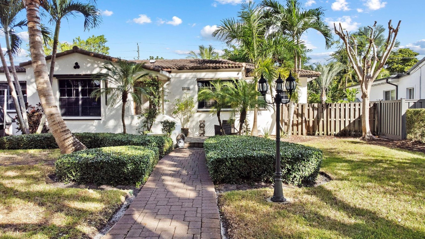 Hollywood 1-21 B - Residential