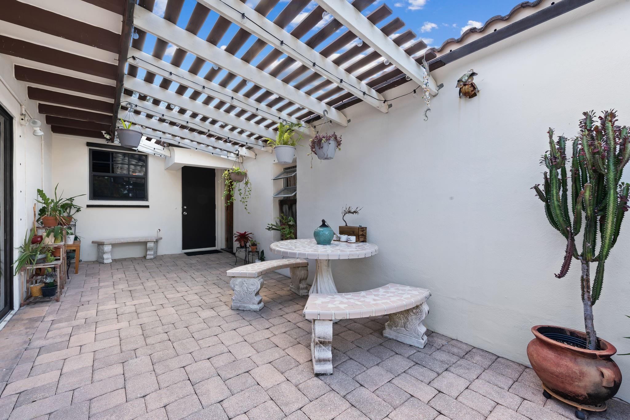 Hollywood 1-21 B - Residential