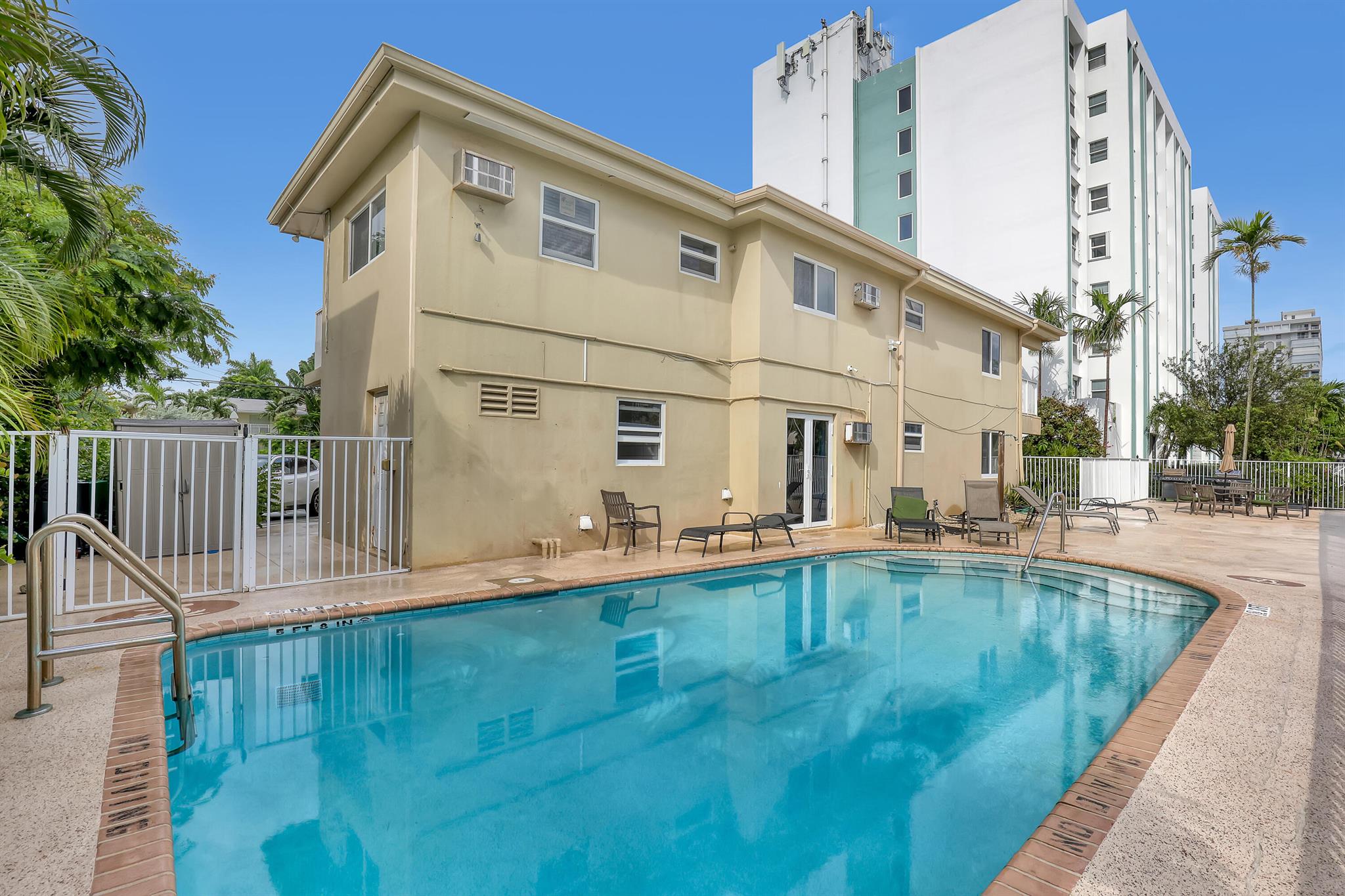 LAKESIDE - Commercial Sale