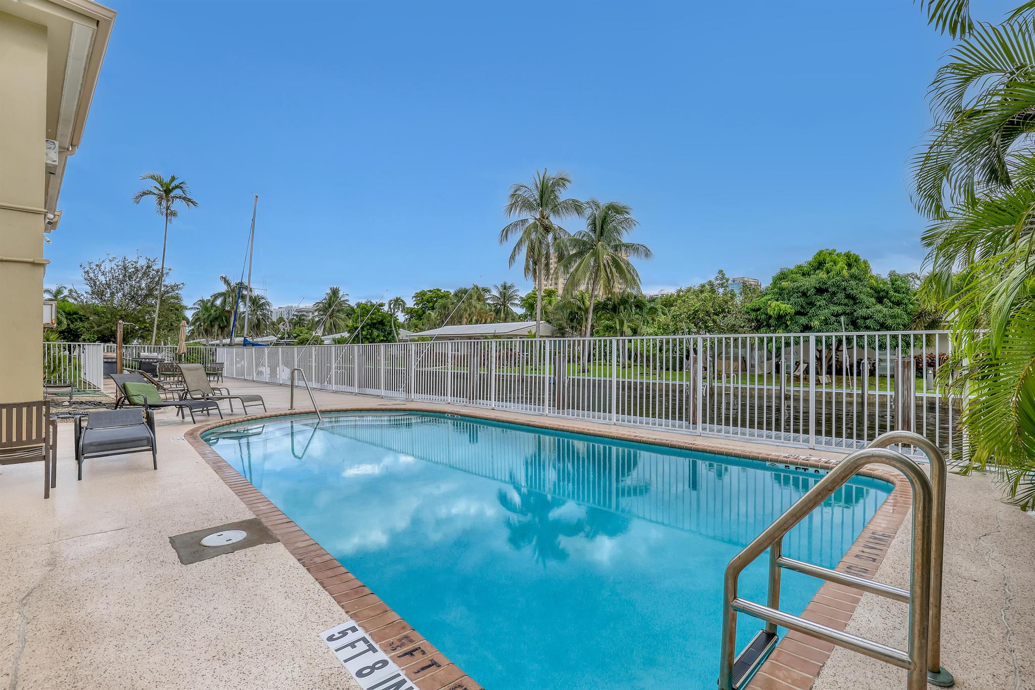 LAKESIDE - Commercial Sale