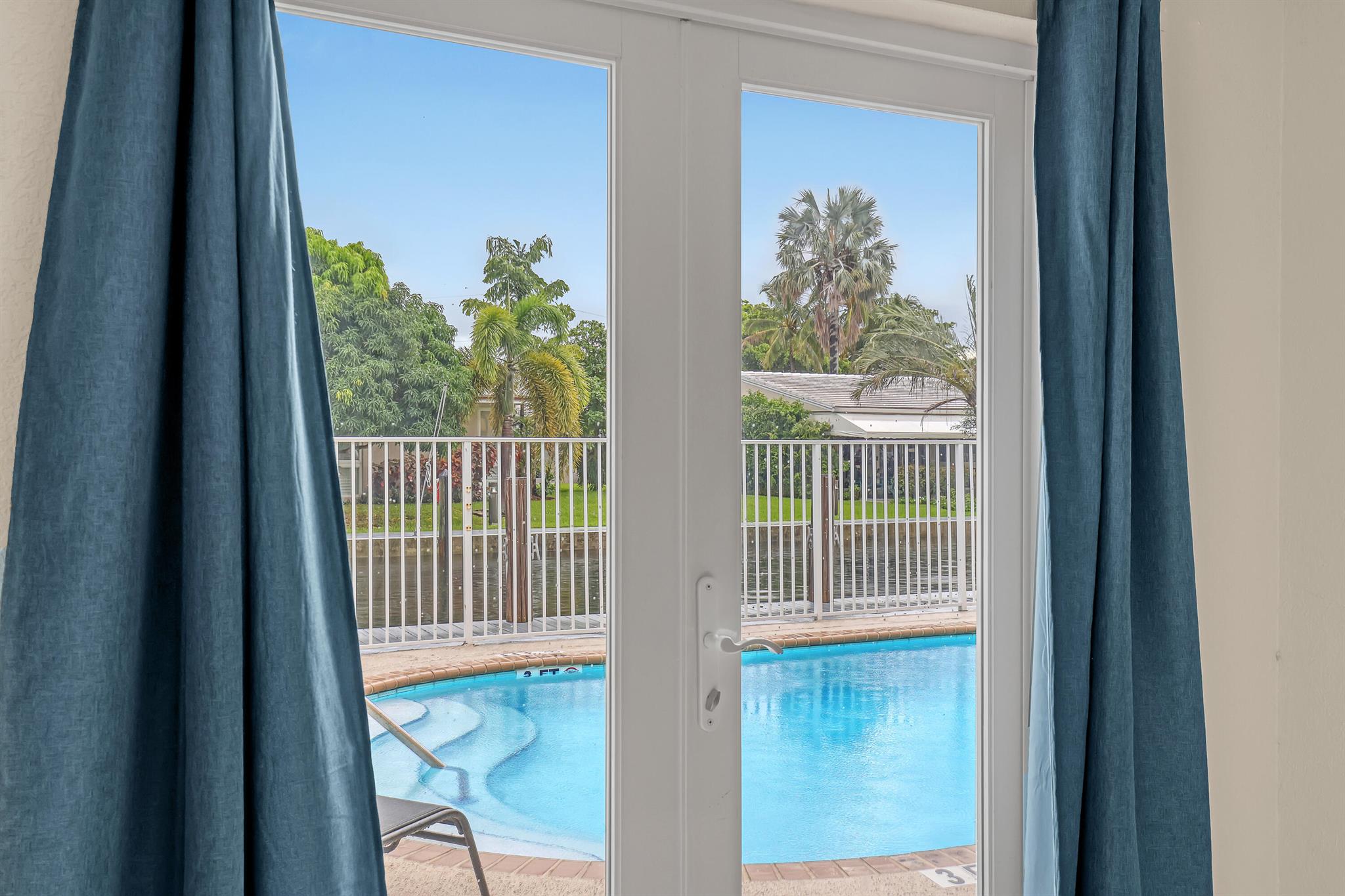 LAKESIDE - Commercial Sale