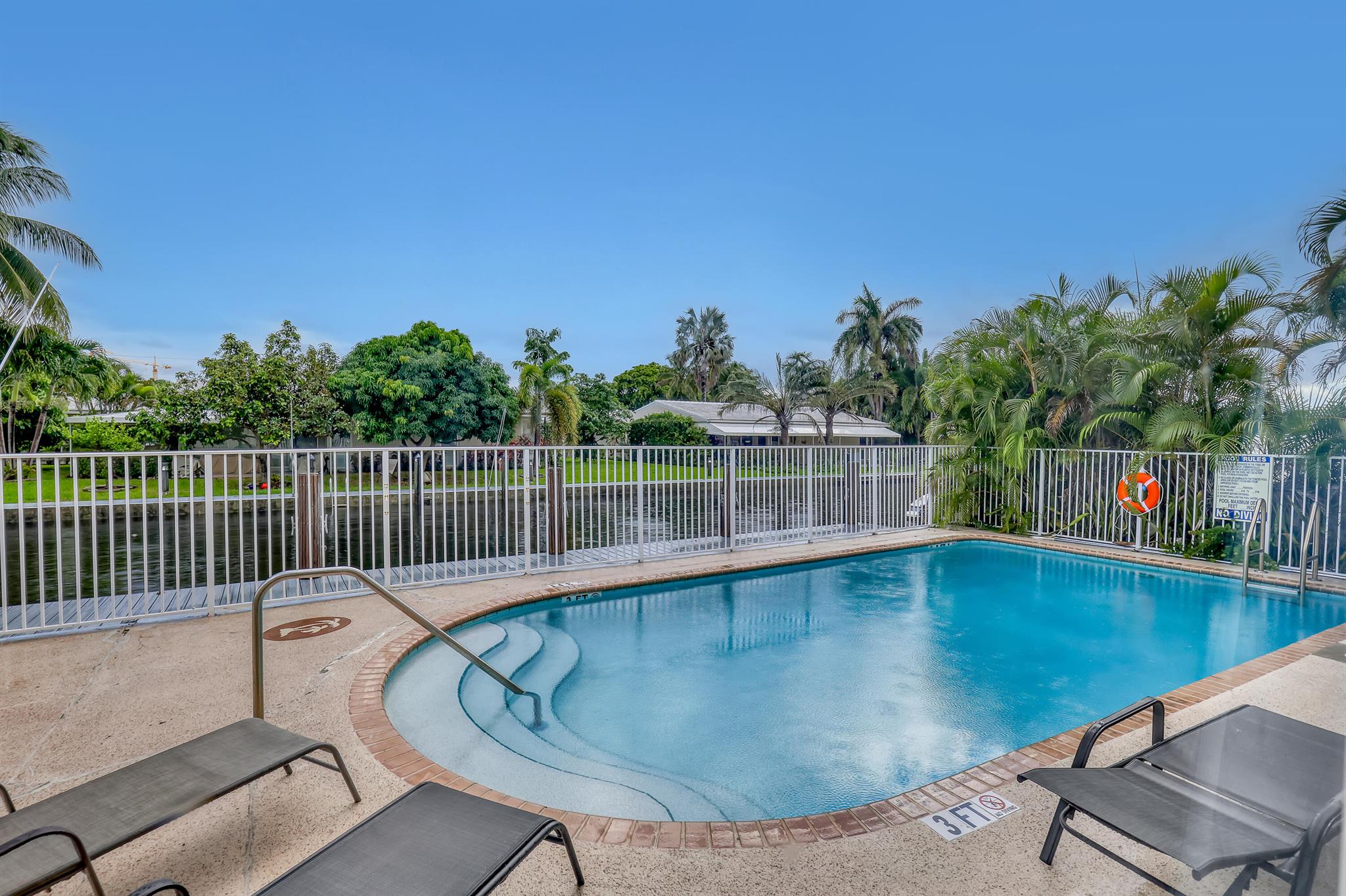 LAKESIDE - Commercial Sale