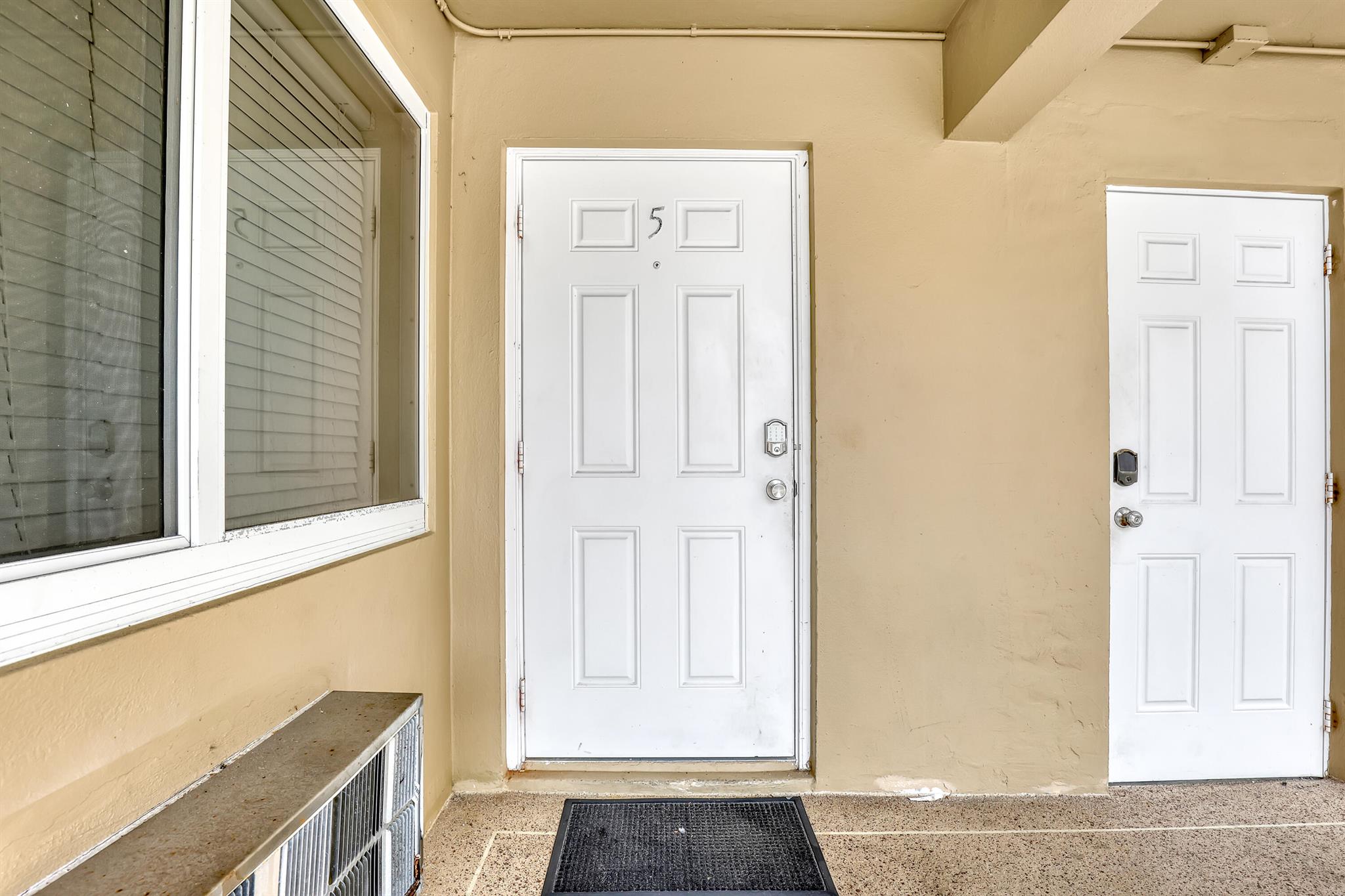 LAKESIDE - Commercial Sale