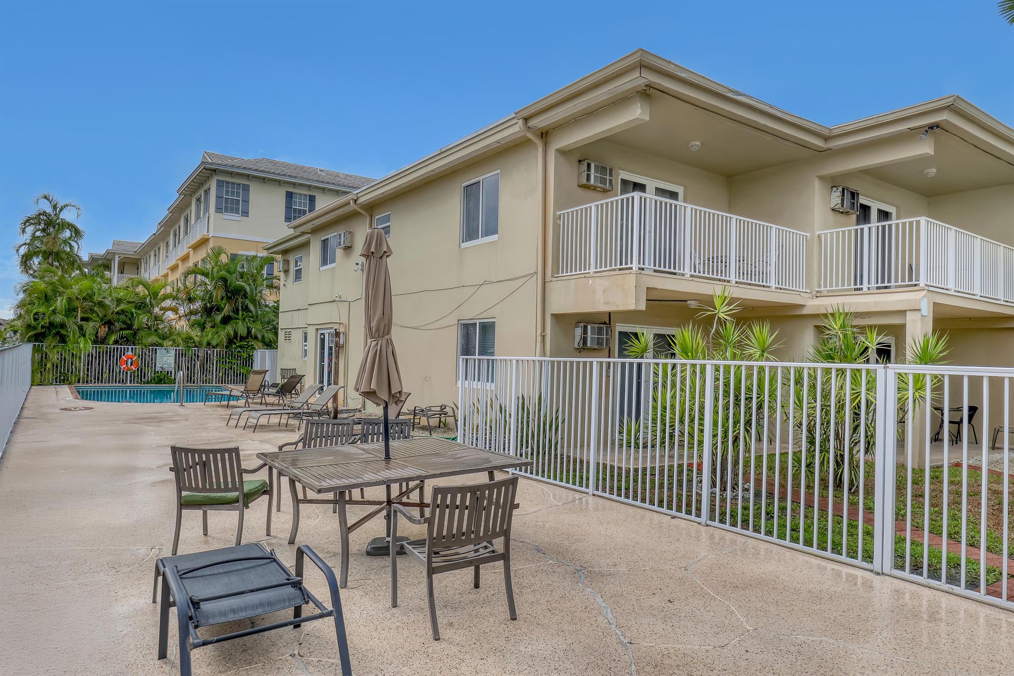 LAKESIDE - Commercial Sale