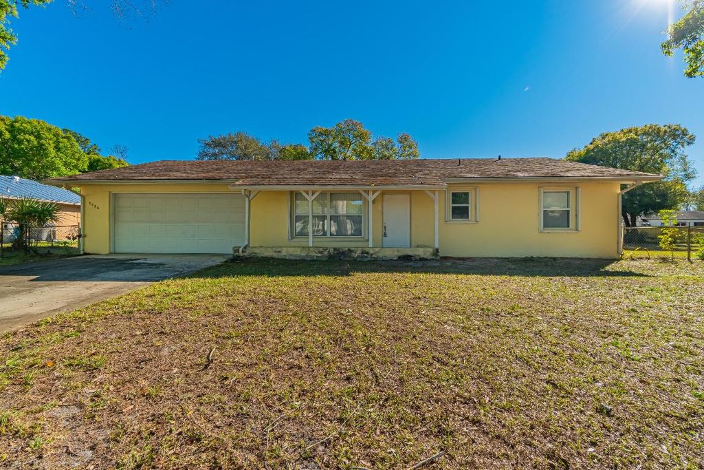 Photo of 5506 Killarney Avenue, Fort Pierce, FL 34951 (MLS # R10934347)