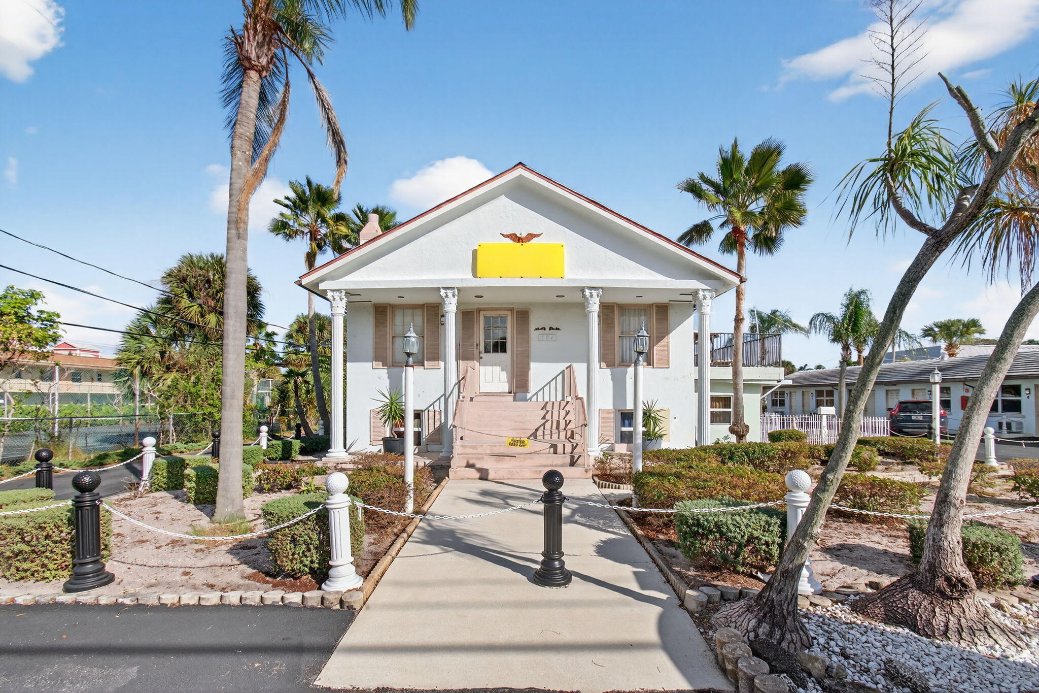 View photos, virtual tours, details... 704 N Dixie Highway