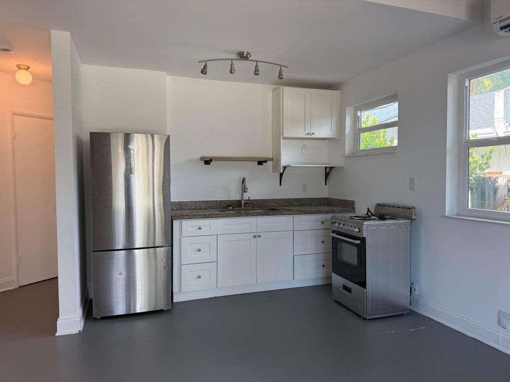 Photo of 900 SE 12th Street #FRONT, Fort Lauderdale, FL 33316 (MLS # B26074476)