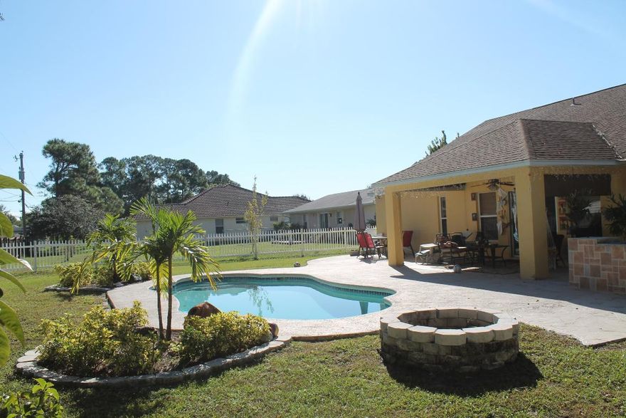 BEAUTIFUL 3/2/2/ WITH POOL AND FENCE. DINING,LIVING AND FAMILY ROOM AREA.