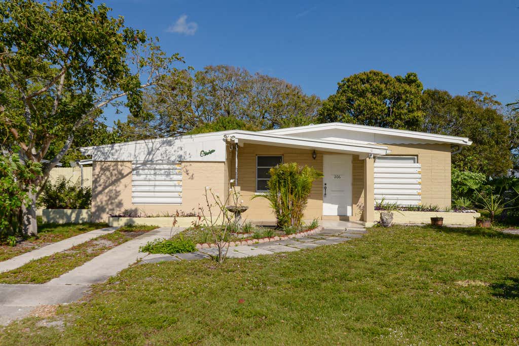 Photo of 206 Garden Avenue, Fort Pierce, FL 34982 (MLS # R11049381)