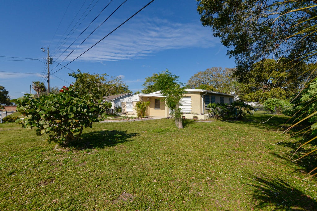 Photo of 206 Garden Avenue, Fort Pierce, FL 34982 (MLS # R11049381)