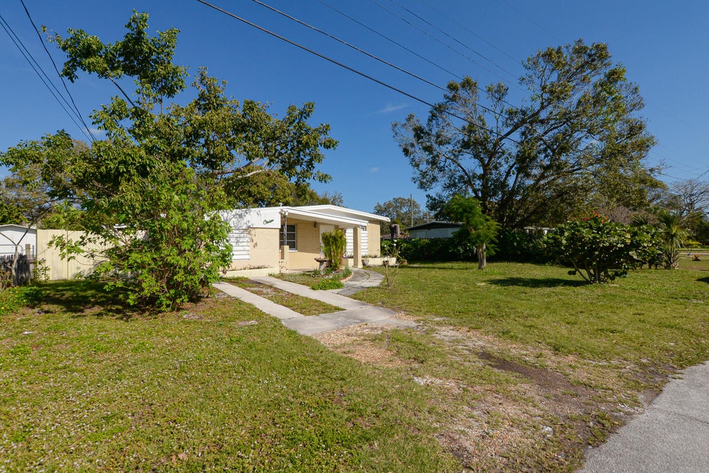 Photo of 206 Garden Avenue, Fort Pierce, FL 34982 (MLS # R11049381)