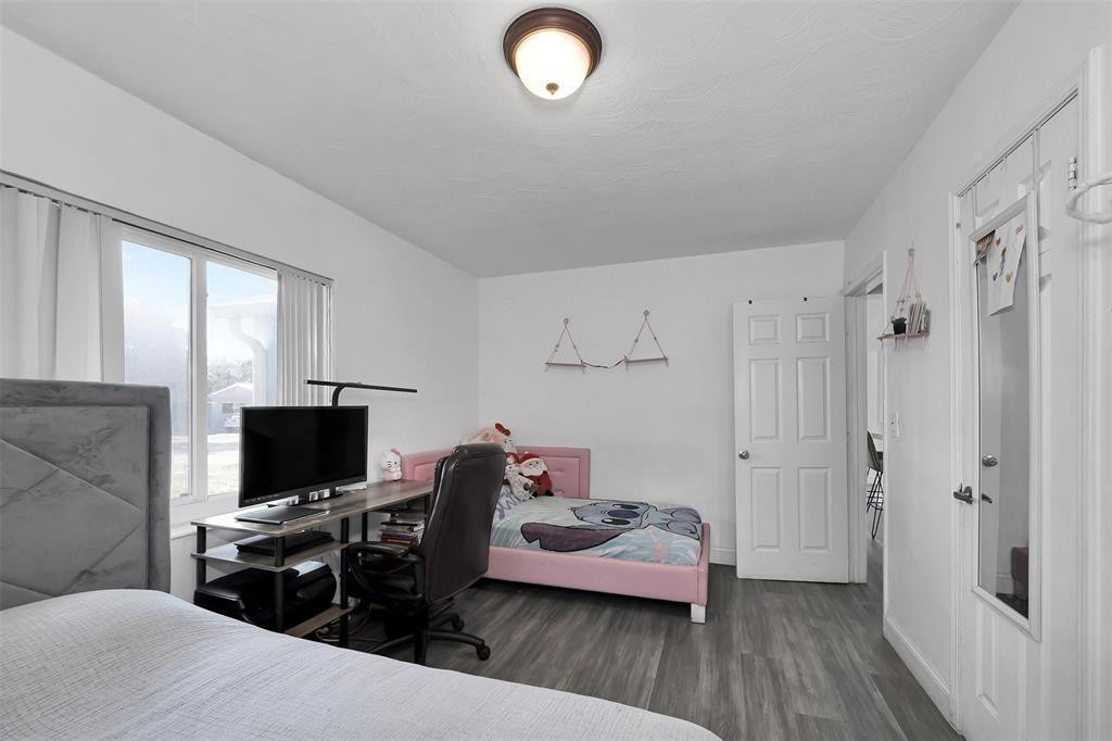 Hollywood Park 4-19 B - Residential