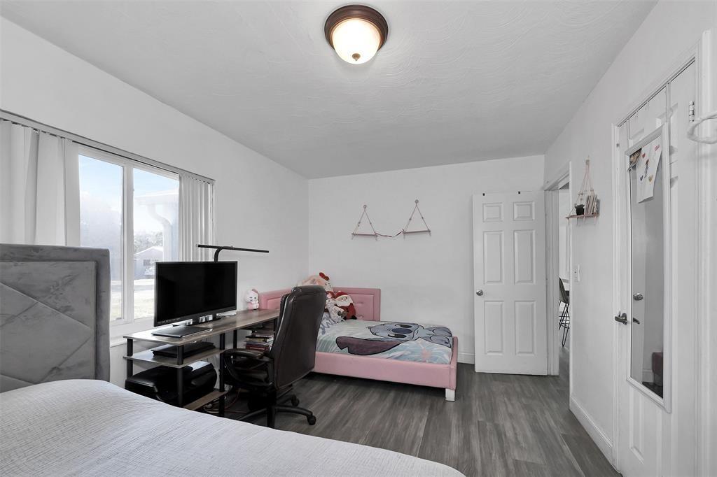 Hollywood Park 4-19 B - Residential