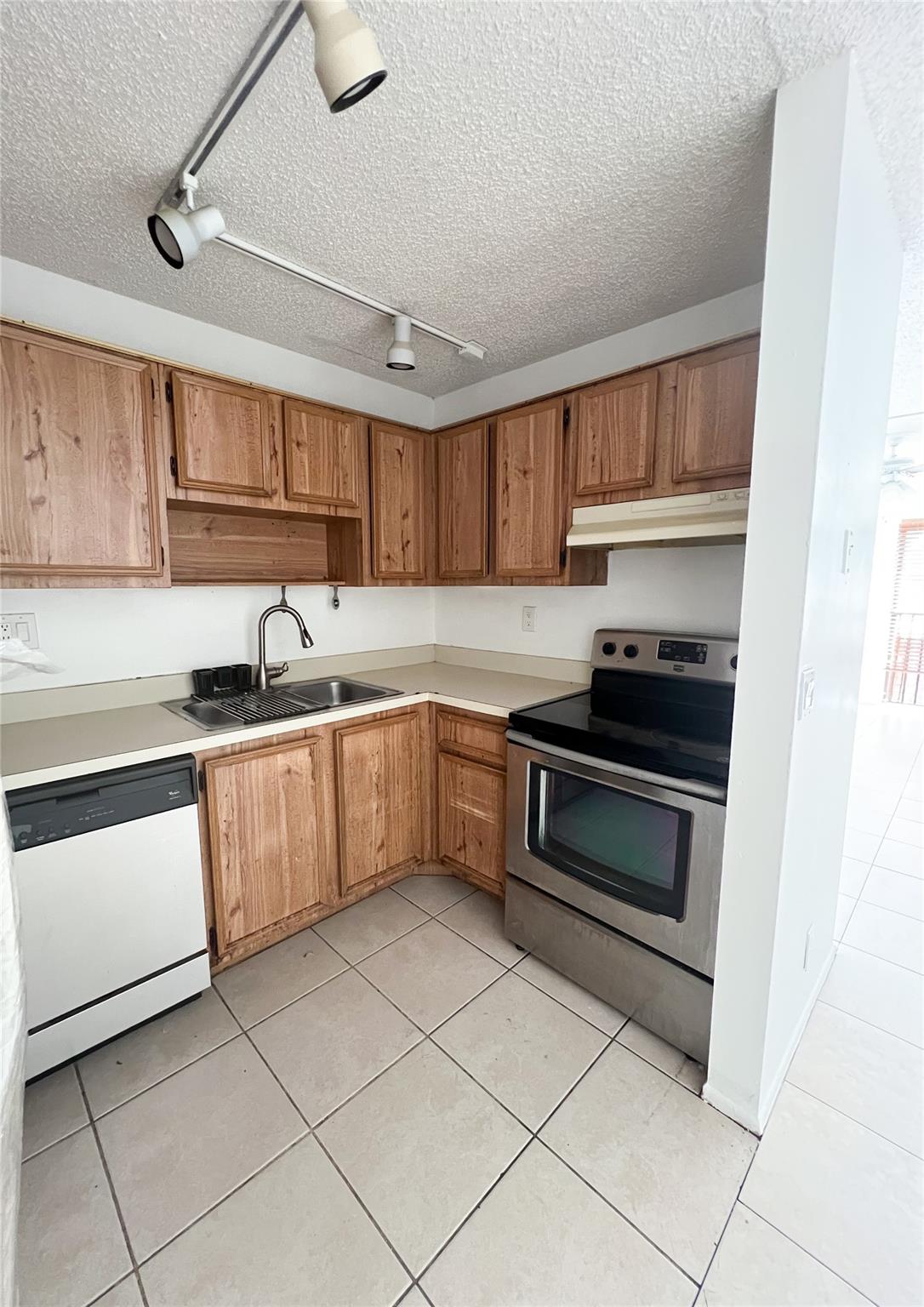 CHARMING 2ND FLOOR UNIT LOCATED IN THE HEART OF CORAL SPRINGS READY FOR IMMEDIATE MOVE IN! LOCATED MINUTES FROM THE SAWGRASS EXPRESSWAY AND MALLS AND SHOPPING. KITCHEN HAS STAINLESS STELL APPLIANCES. IN UNIT WASHER DRYER FOR YOUR CONVENIENCE. REFRIGERATOR TO BE REPLACED PRIOR TO MOVE IN. CALL TO SCHEDULE YOUR SHOWING TODAY!!!! ASSOCITATION REQUIRES 620+ CREDIT SCORE