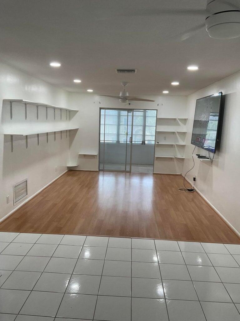 VILLAGE ROYALE CONDO 7 - Residential