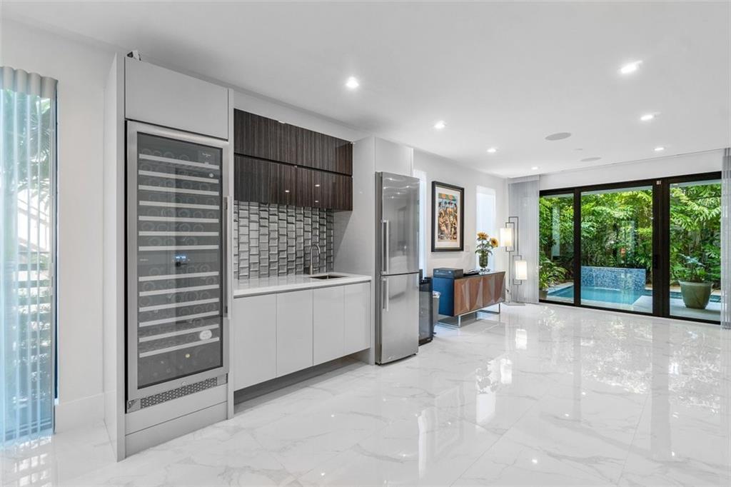 CURVE OFF LAS OLAS - Residential