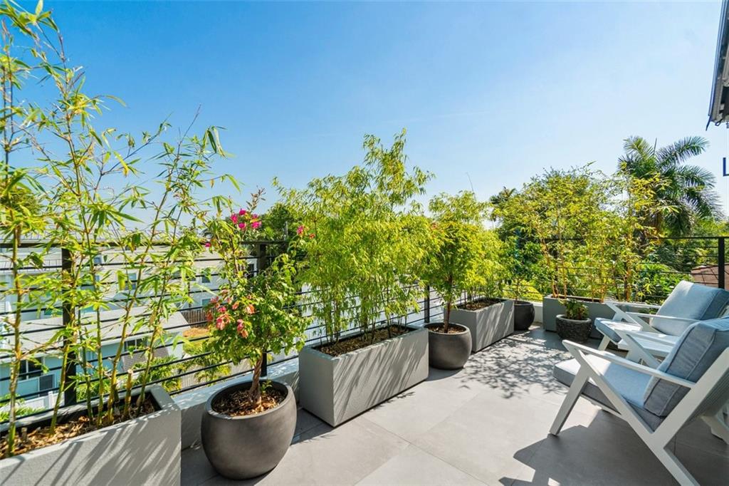 CURVE OFF LAS OLAS - Residential