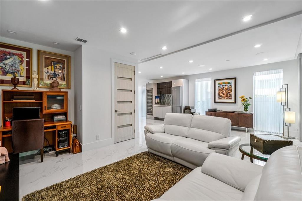 CURVE OFF LAS OLAS - Residential