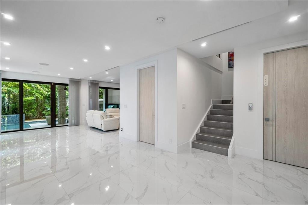 CURVE OFF LAS OLAS - Residential