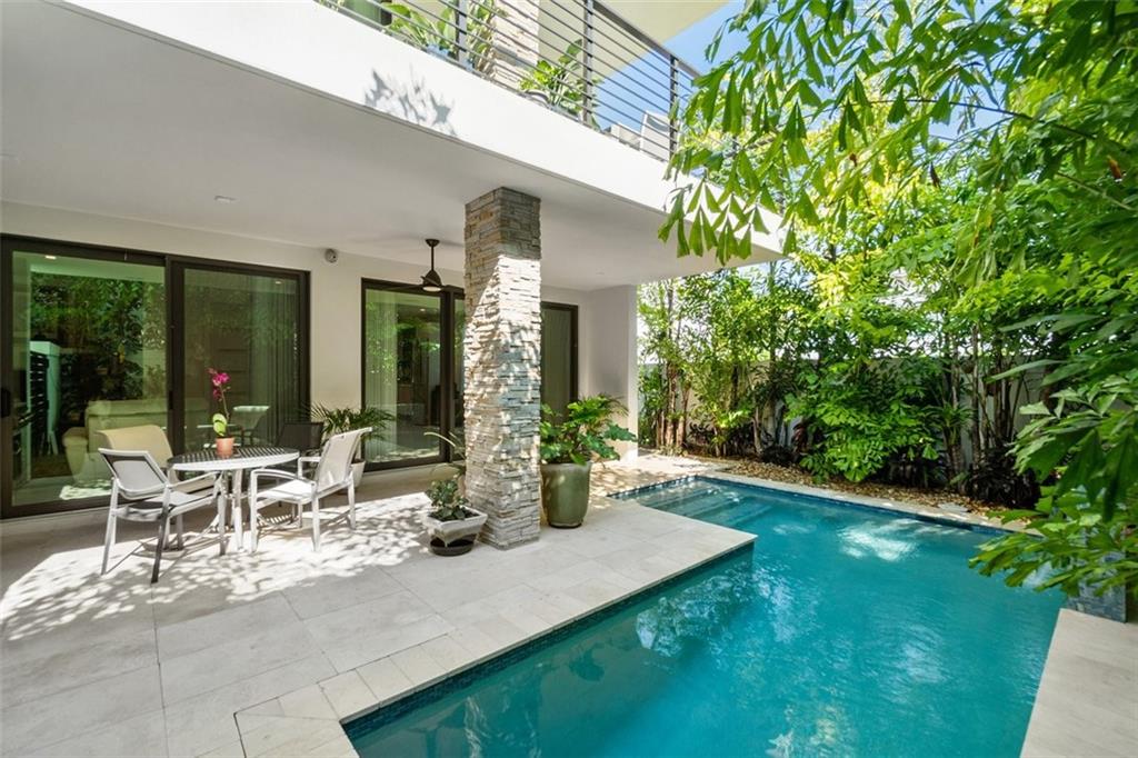 CURVE OFF LAS OLAS - Residential