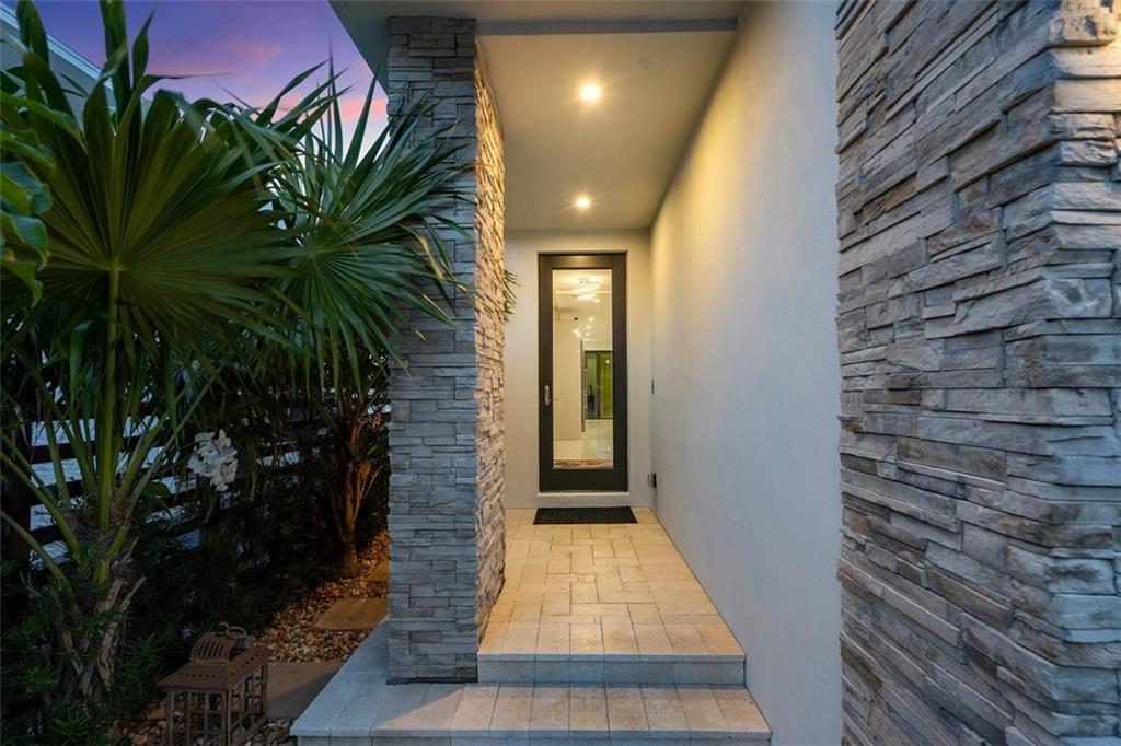 CURVE OFF LAS OLAS - Residential