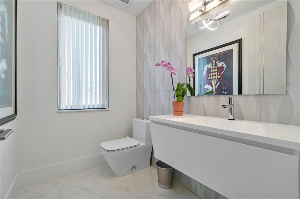 CURVE OFF LAS OLAS - Residential