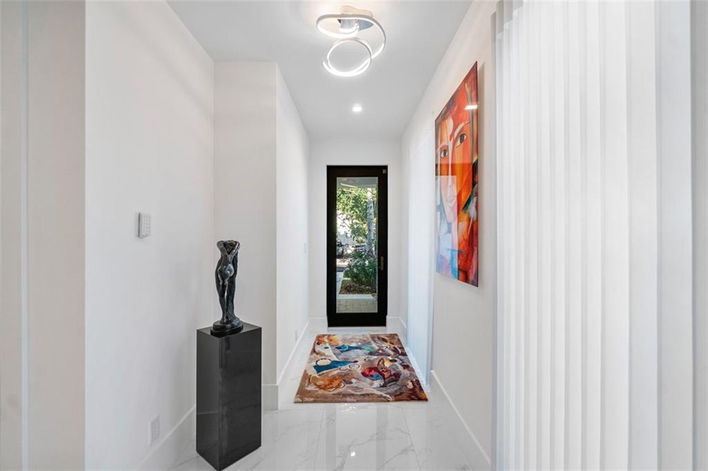 CURVE OFF LAS OLAS - Residential