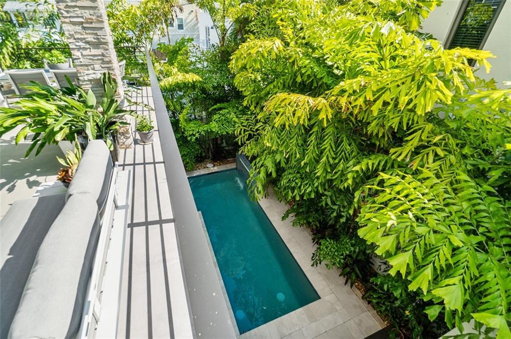 CURVE OFF LAS OLAS - Residential