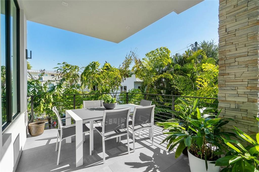 CURVE OFF LAS OLAS - Residential