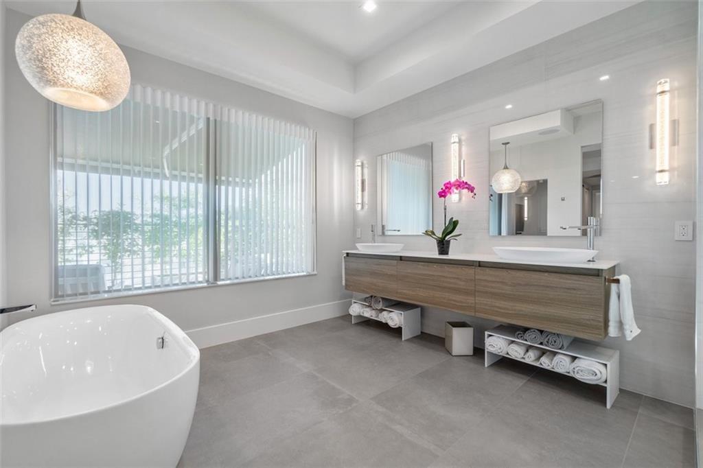 CURVE OFF LAS OLAS - Residential