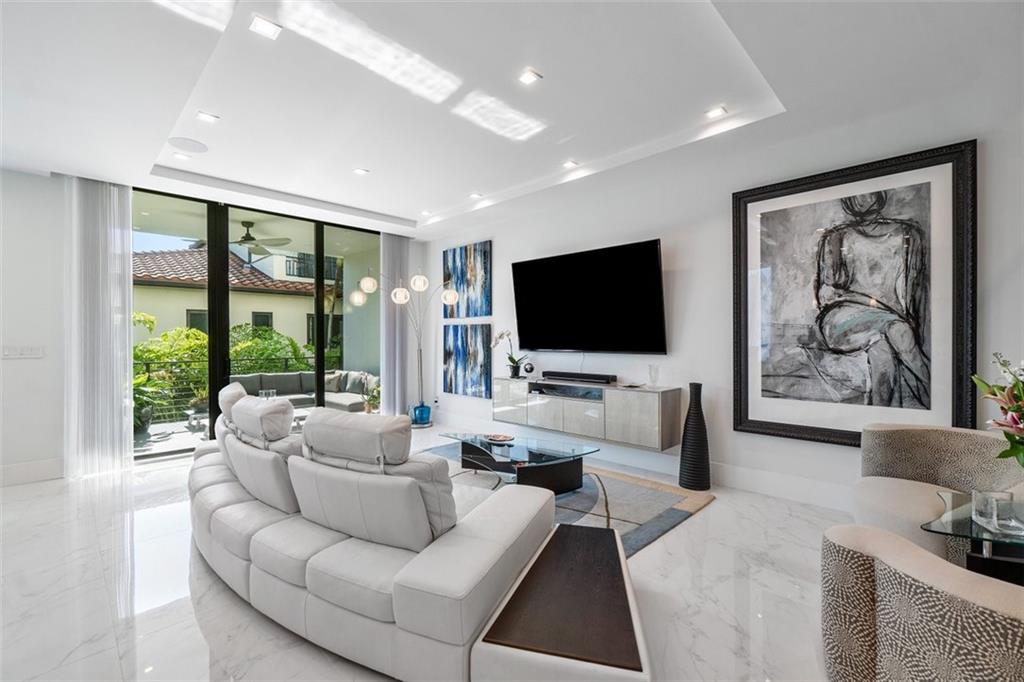 CURVE OFF LAS OLAS - Residential