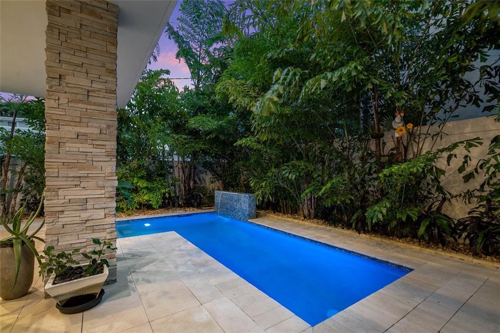 CURVE OFF LAS OLAS - Residential