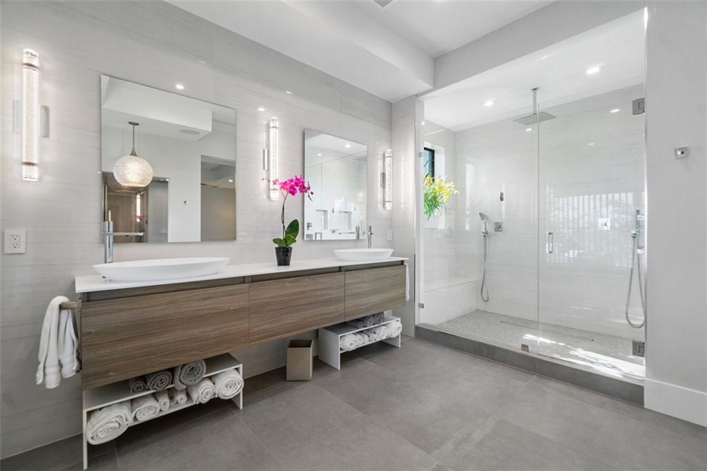 CURVE OFF LAS OLAS - Residential